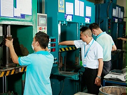 操作现场 - 东晟唇形密封圈