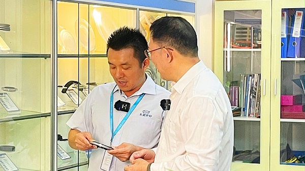 3实验室与产品展览室牛商央视财经评论员单仁与东晟密封件胡燕林 (1)